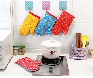 Detalle de manoplas de cocina resistentes al calor con motivos de lunares