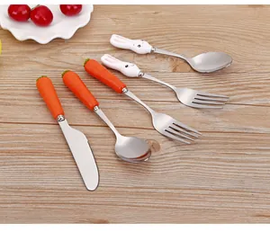 Set di posate per bambini in acciaio inox con manici a forma di carota e coniglietto cartone