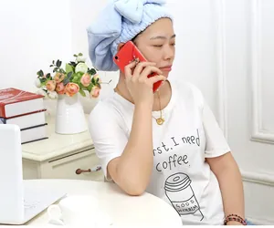 Mujer con gorro de ducha de forro polar coral azul con un lazo grande decorativo