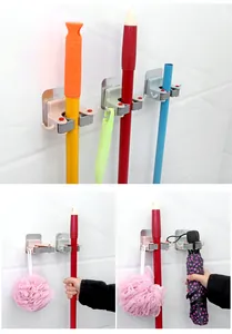 Supporto da parete per scopa e mocio con ganci per l'organizzazione del bagno moderno