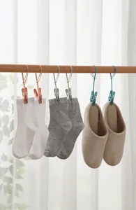 Pinzas para ropa de plástico con lazos para secar calcetines en barra de madera