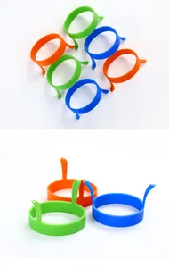 Vue détaillée de moules à œufs antiadhésifs en silicone colorés en vert, orange et bleu