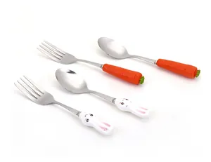 Dettaglio di posate per bambini in acciaio inox con manici a forma di carota e coniglio.