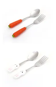 Dettaglio set cucchiaio e forchetta in acciaio inox con manici carota e coniglio.