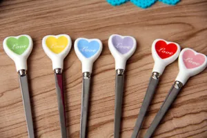 Dettaglio del set di cucchiai in acciaio inox a forma di cuore per caffè e gelato