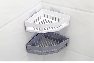 Set aus weißem und grauem dreieckigem Eckregal für das Bad mit Drainageschlitzen.