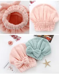Vista detallada de gorros para secar el pelo de forro coral rosa y menta