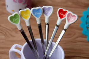 Set di cucchiai creativi in acciaio inossidabile a forma di cuore multicolore per caffè e dolci.