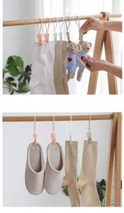 Detalle de pinzas de plástico para ropa con lazos para colgar calcetines y zapatillas