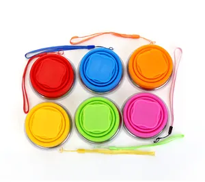 Juego de seis vasos plegables de silicona portátiles con cordones en colores vivos.