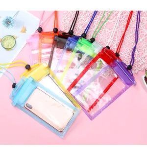 Nahaufnahme von mehreren bunten transparenten PVC-Wasserdicht-Handytaschen mit Umhängebändern