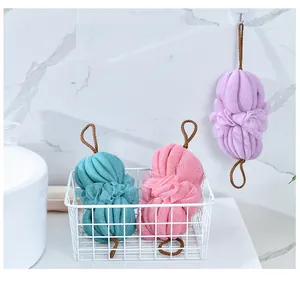 Set di tre spugne da bagno in rete morbida e colorata con corde nella stanza da bagno