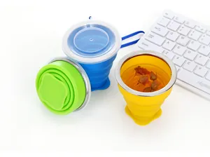 Detalle de vasos plegables de silicona portátiles en colores azul, verde y amarillo