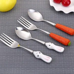 Simpatico Set Posate Bambini in Acciaio Inox Cartone Animato Manico in Ceramica a Forma di Carota e Coniglio Cucchiaio Forchetta Coltello