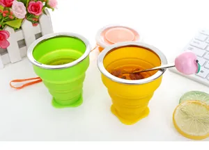 Vista detallada de los vasos plegables de silicona portátiles en colores vivos de caramelo
