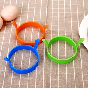 Lot de 3 anneaux d'œufs en silicone de qualité alimentaire avec poignées antiadhésives.