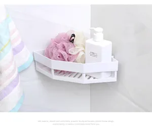 Weißes Eckregal für das Badezimmer mit hohlem Boden für einen leichten Wasserablauf.