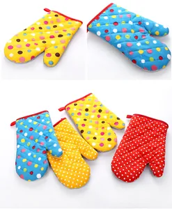Colección de guantes de cocina acolchados con lunares de colores resistentes al calor
