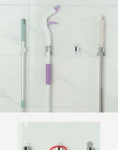 Porta mocio a parete con simpatico design a faccina su piastrelle di marmo bianco