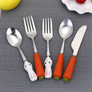 Set di 5 posate per bambini in acciaio inox con manici a forma di carota e coniglio