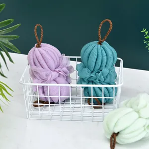 Set di morbide spugne da bagno esfolianti in rete colorata con cordini marroni appesi
