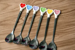 Set di sei cucchiaini da dessert in acciaio inox a forma di cuore con scritta 'Love'