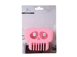 Nahaufnahme des kreativen rosa Schwammhalters in Totenkopf-Form in der Verpackung