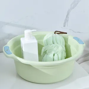 Morbida spugna da bagno a rete verde pastello per l'esfoliazione durante la doccia