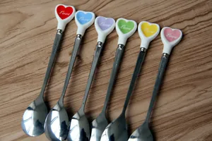 Vista dei cucchiaini da dessert in acciaio inox a forma di cuore con manici colorati