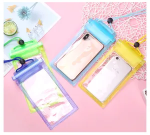 Bunte transparente PVC-Wasserdichte Handytaschen auf einem dekorativen rosa Hintergrund