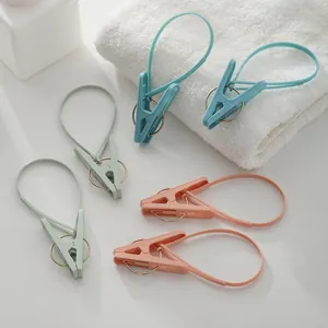 Juego de pinzas de plástico de colores con lazos integrados para colgar cómodamente.