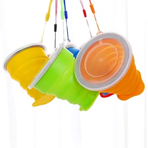 Vasos de silicona plegables portátiles con cordones en colores brillantes para viajes.