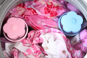 Vue détaillée de filtres à peluches en forme de fleur flottant dans un lave-linge