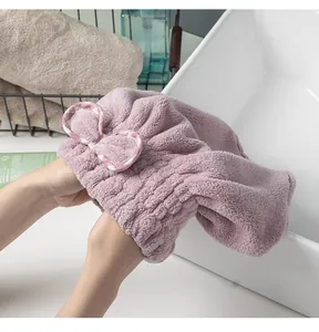Gorro de secado de pelo de forro polar coral violeta con un lindo detalle de lazo rosa.