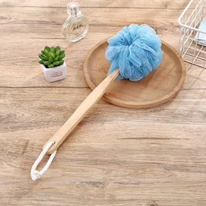 Éponge de douche haut de gamme avec long manche en bois et maille bleue pour le corps