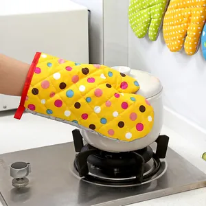 Guantes de horno aislados gruesos con lunares de colores para cocinar seguro