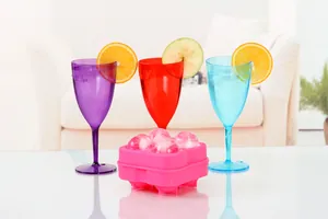 Stampo per ghiaccio a sfera rosa a 4 fori con cocktail colorati e decorazioni di frutta