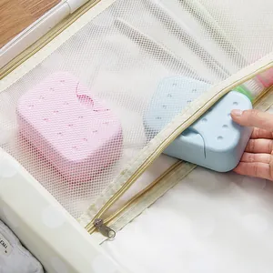 Portasapone da viaggio portatile con spugna riposto in una rete per valigia