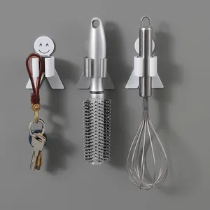 Ganci a muro a faccina sorridente per moci, spazzole e utensili da cucina
