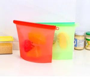 Detail showing red and green 1500ML silicone food storage bags with measurement scales.