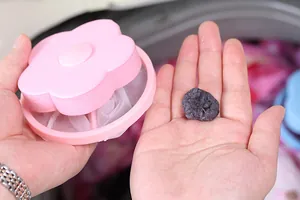 Détail de l'attrape-poils en forme de fleur pour machine à laver collectant les peluches