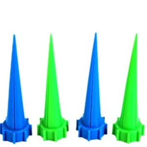 Picchetti per irrigazione a goccia automatica con valvole regolabili in blu e verde.