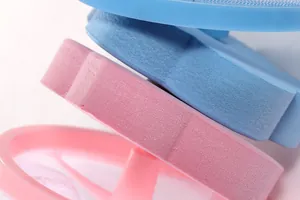 Détail macro du flotteur en mousse et du cadre en plastique du filtre à peluches rose