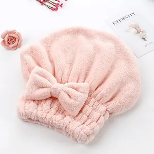 Gorro de secado de vellón de coral rosa con un lazo decorativo grande para la absorción