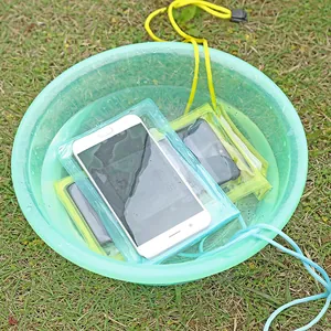 Wasserdichte PVC-Handytasche mit Umhängeband für Schwimmen und Outdoor-Aktivitäten.