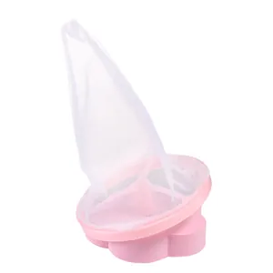 Gros plan sur le sac filtrant flottant en forme de fleur rose pour machine à laver
