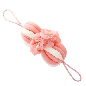 Spugna da bagno lunga a strisce rosa e bianche con lacci per appenderla e fiore in rete