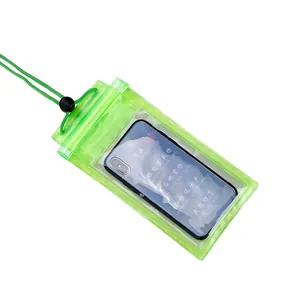 Lindgrüne transparente wasserdichte PVC-Handytasche mit grüner Halskordel zum Schwimmen