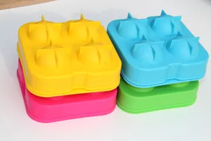 Dettaglio di stampi per palline di ghiaccio in silicone a 4 fori giallo blu rosa verde