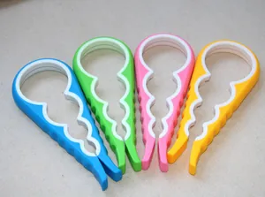 Gedetailleerde weergave van 4-in-1 potopener in blauw, groen, roze en geel voor diverse maten.